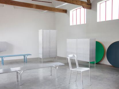 Las piezas de mobiliario de la colección 'Alltubes' creadas a partir de la repetición de tubos de aluminio.