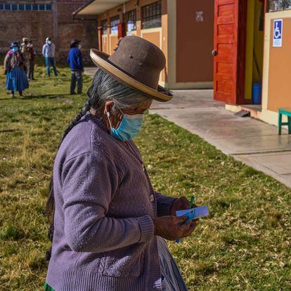 LIM01. LIMA (PERÚ) 06/06/2021.- Una mujere aymara llega para emitir su voto en un colegio electoral, hoy en la localidad de Plateria, en el departamento de Puno (Perú). Un total de 25,2 millones de electores acuden este domingo a votar por el próximo presidente de Perú, entre los candidatos Pedro Castillo y Keiko Fujimori, tras la apertura de las mesas de sufragio a nivel nacional y en el extranjero. Alrededor de 24,2 millones de electores acudirán a votar a 83.048 mesas de sufragio a nivel nacional, mientras que 997.033 electores están habilitados en el extranjero a votar en 3.440 mesas. EFE/Uriel Montufar