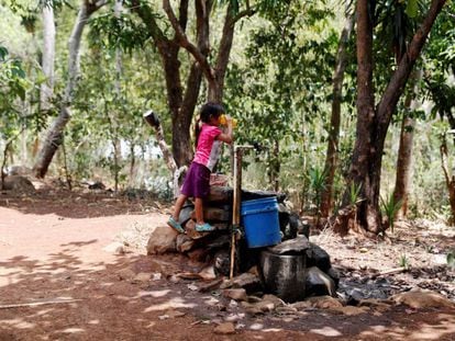 Una niña bebe agua de un pozo en la aldea San Andrés de Moyuta (Guatemala).