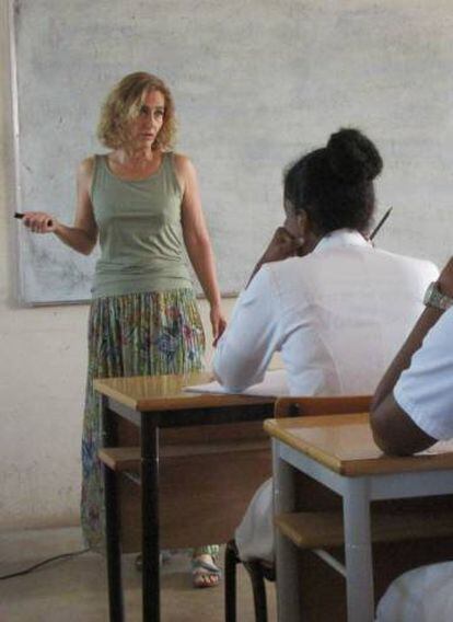 Gladys Rodríguez Saavedra durante una de sus clases en Tete.