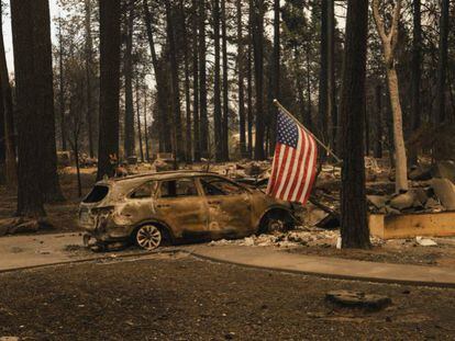 Restos de una casa y un coche en la localidad de Paradise. En vídeo, imágenes de los incendios.