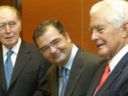 Ángel Ron, en el centro, junto con los hermanos Luis y Javier Valls, sus predecesores en el cargo.