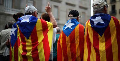 Varias personas con banderas independentistas, en la plaza de Sant Jaume de Barcelona el día después del referéndum