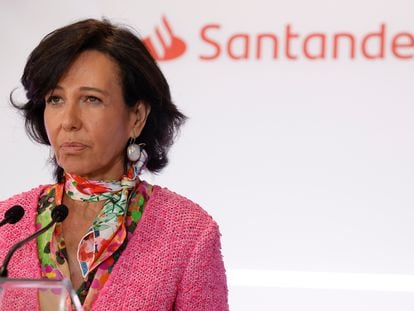 La presidenta del Banco Santander, Ana Botín, anuncia los resultados de la entidad en su sede en Boadilla del Monte (Madrid), este miércoles.