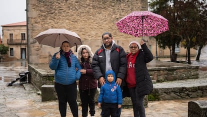 La familia venezolana formada por Yohalet V., Edgar P. y sus dos hijos, junto a la madre de él, en Monleras (Salamanca).