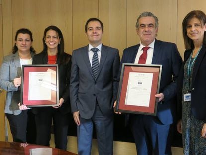 De izquierda a derecha, María Valdés, directora de Cumplimiento de Sareb; Soledad Borrego, directora de Cumplimiento, Control Interno y Relaciones Institucionales de Sareb; Salvador Román, gerente de Governance y Corporate Compliance de Aenor; Manuel Gómez Gilabert, director General de Control y Riesgos de Sareb; y Ana Eva Alonso, gerente de Estrategia de Cumplimiento de Sareb.