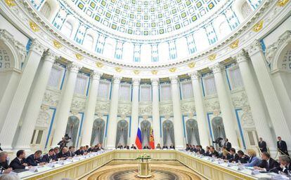 El presidente ruso, Vlad&iacute;mir Putin, (en el centro) dirige una reuni&oacute;n en el Kremlin, la semana pasada en Mosc&uacute;.  