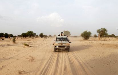 Patrulla de soldados nigerinos en la frontera entre Níger y Nigeria, cerca de Diffa.