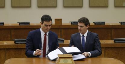 El dirigente socialista, Pedro Sánchez, y el líder de Ciudadanos, Albert Rivera, firman el fallido acuerdo de investidura en febrero de 2016.