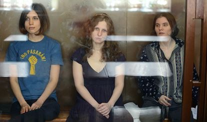 Nadezhda Tolokonnikova, Maria Alyokhina y Yekaterina Samutsevich, durante el juicio en 2012.