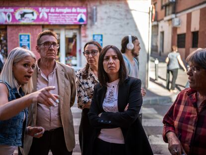 Una comerciante (a la izquierda) habla con el nuevo comisario Ignacio Álvarez (segundo por la izquierda) y la delegada, Mercedes González (segunda por la derecha), en la avenida del Monte Igueldo.