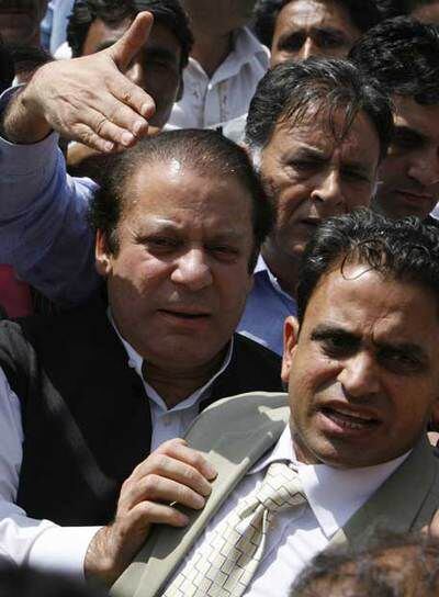 Nawaz Sharif (en el centro), rodeado de simpatizantes, llega al aeropuerto de Islamabad ayer por la mañana.