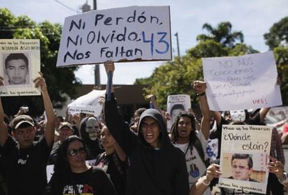 Marchan en San Salvador protestan frente a la embajada mexicana por los 43 desaparecidos de Ayotzinapa.