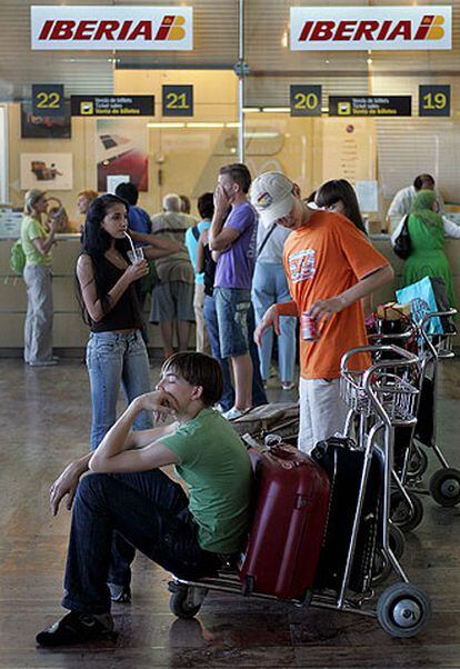 Imagen de algunos de los pasajeros afectados por la huelga de pilotos de Iberia