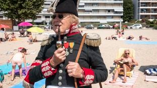 Daniel Mathieux, vestido con atuendos de la época de Napoleón en la playa de Golfo-Juan.