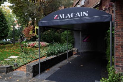 Vista de la entrada del restaurante Zalacaín, el primer restaurante de España en conseguir tres estrellas Michelín, este jueves, tras anunciar su cierre.