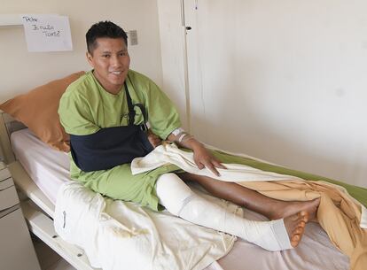 Erwin Tumiri se recupera, en una clínica de Cochabamba, de los golpes que sufrió en un accidente de carretera.