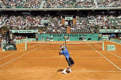 Roger Federer ejecuta un saque durante su partido contra Diego Hartfield.