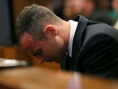 Oscar Pistorius en el juicio por el asesinato de su novia el 15 de abril.