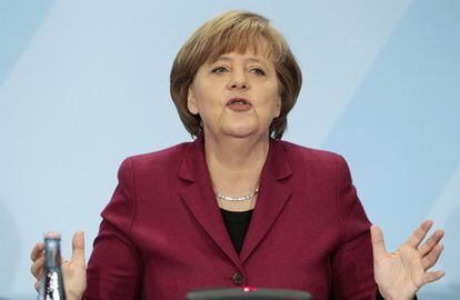 Angela Merkel anuncia a la prensa la paralización temporal de las centrales nucleares alemanas anteriores a 1980.