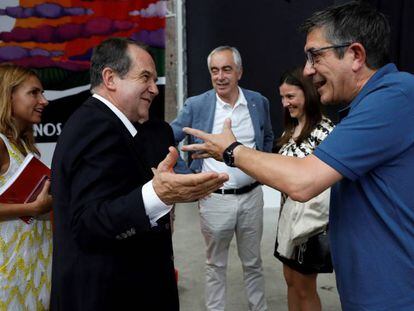 El alcalde de Vigo, Abel Caballero, a la izquierda, conversa con el secretario de política federal del PSOE, Patxi López.