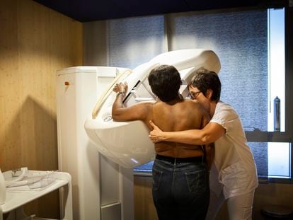 Un técnico realiza una mamografía rutinaria en un centro radiológico.