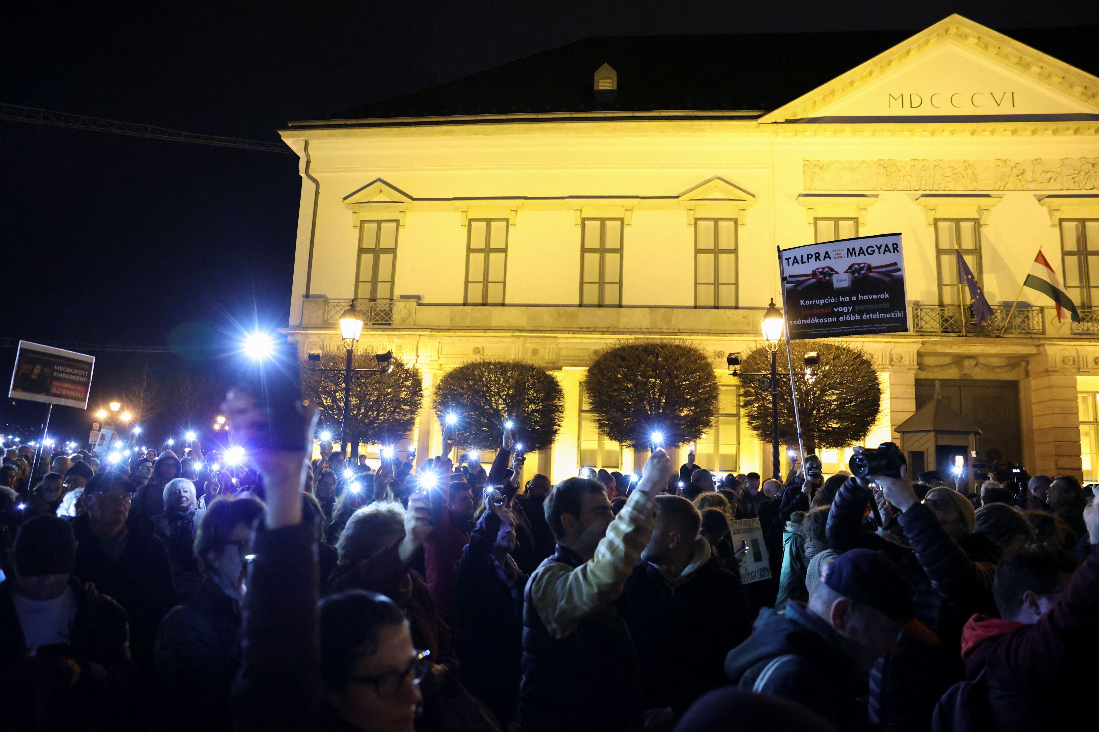 Manifestación exigiendo la dimisión de Katalin Novak, en Budapest, este viernes. 
