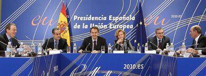 José Luis Rodríguez Zapatero, Elena Salgado, Celestino Corbacho, Gerardo Díaz Ferrán y Jürgen Thumann (izquierda), esta mañana.