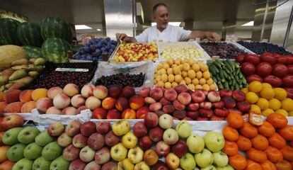 Un puesto de frutas en San Petersburgo.