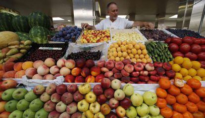 Un puesto de frutas en San Petersburgo. 