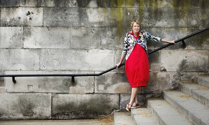 La historiadora Margaret MacMillan, retratada frente al club Atheneum de Londres.
