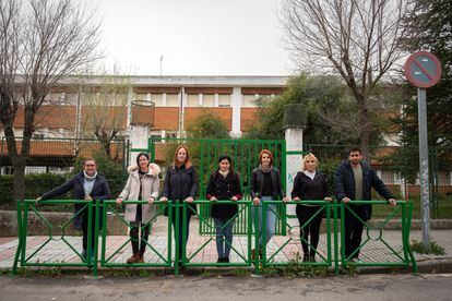 Algunos de los profesores del Juan XXIII. Desde la izquierda, Mercedes Galán, Izaskun Gil, Juani Ramírez, María José Delgado, Cecilia Chamorro, Ina Fuerte (conserje) y David Casco. 