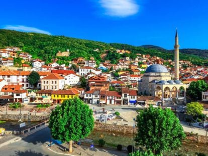 La ciudad kosovar de Prizren con la mezquita de Sinan Pasha (a la derecha de la imagen). 