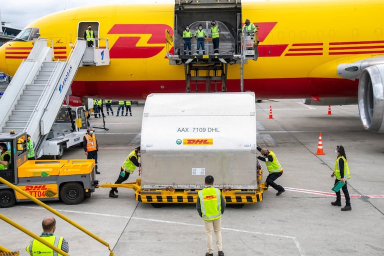 El vuelo con las primeras 117.000 vacunas de la iniciativa Covax, en el aeropuerto El Dorado de Bogotá.