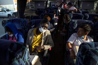 Un grupo de migrantes centroamericanos, aborda autobuses que los trasladarán a ciudades del norte de México, el pasado 22 de diciembre.