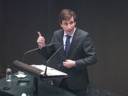 El Alcalde de Madrid, José Luis Martínez-Almeida, este martes en el Pleno del Ayuntamiento de Madrid.