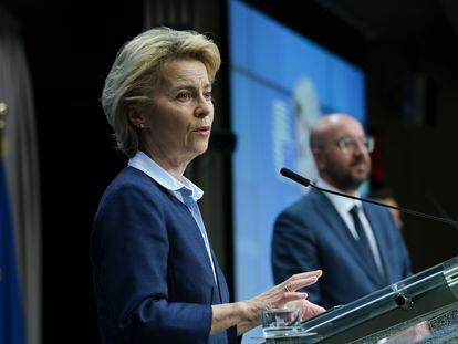 Los presidentes de la Comisión y del Consejo Europeo, Ursula von der Leyen y Charles Michel, el jueves en Bruselas.