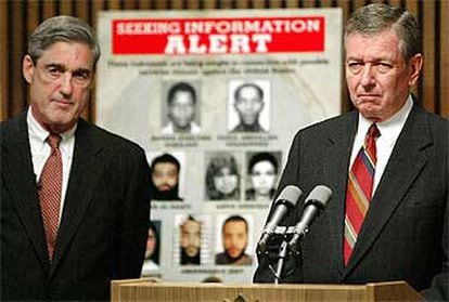Ashcroft y Mueller, ayer durante la rueda de prensa en la que difundieron las fotos de seis presuntos terroristas.