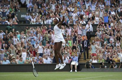 Gauff celebra la victoria contra Hercog en La Catedral de Wimbledon.