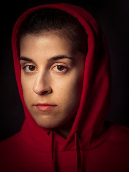 Retrato de Carolina Marín con una de las sudaderas de su marca.
