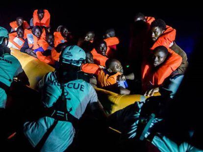 Migrantes rescatados por personal del 'Aquarius', el 9 de mayo. En vídeo, las declaraciones de Salvini.