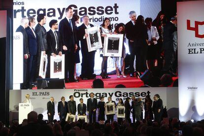 Los Reyes junto a todos los galardonados en la entrega de los Premios Ortega y Gasset 2016.