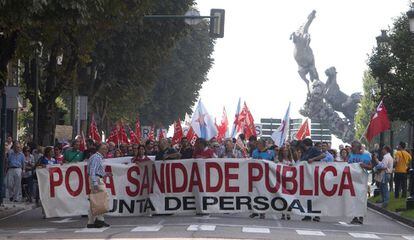 Cabecera de la manifestaci&oacute;n contra la pol&iacute;tica de sanidad de la Xunta de Galicia en las calles de Vigo.