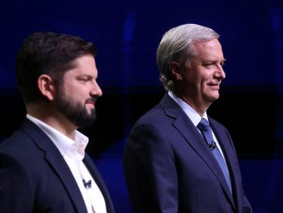 Los candidatos Gabriel Boric y José Antonio Kast en diciembre de 2021, durante en el último debate presidencial.