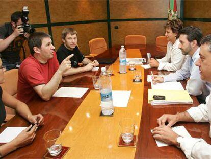 Arnaldo Otegi y Josu Jon Imaz encabezaron las delegaciones de Batasuna y del PNV que se reunieron ayer.