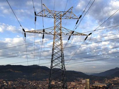 Una torre de transporte de energía perteneciente a red eléctrica, con la ciudad de Bilbao al fondo. 