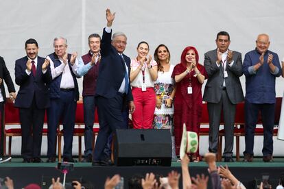 Andrés Manuel López Obrador saluda a sus seguidores desde el quiosco instalado en el Zócalo capitalino, este sábado.