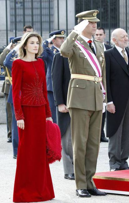La Reina Letizia con un traje de falda y chaqueta de color rojo, en 2010.