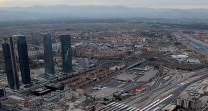 Los terrenos incluidos en la Operaci&oacute;n Chamart&iacute;n, con la estaci&oacute;n de tren en primer t&eacute;rmino.