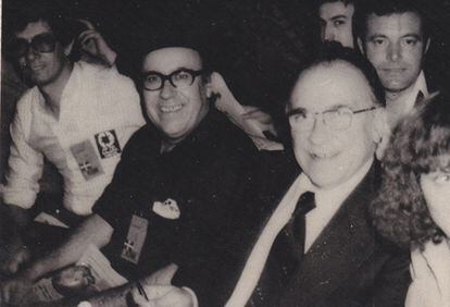 David Morin, con su inseparable boina, aparece junto a Santiago Carrillo.